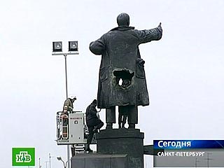 Рабочие в Санкт-Петербурге в пятницу вечером начали демонтировать памятник Ленину, поврежденный взрывом ранним первоапрельским утром