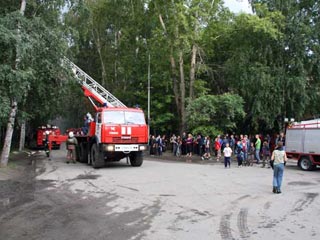 В Томске пожарные спасли из горящего дома 32 человека