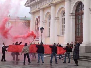 Активисты "Левого фронта" закидали ярмарку миллионеров в центре Москвы ананасами и рябчиками