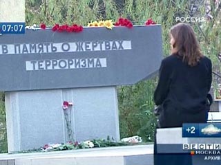 В Москве в понедельник вспоминают погибших в результате захвата заложников в театральном центре на Дубровке. В седьмую годовщину трагических событий состоится траурная акция и панихида по погибшим