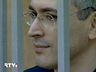 Конституционный суд отказался рассмотреть жалобу бывшего главы НК ЮКОС Михаила Ходорковского на нарушение его конституционных прав статьей 160 ("Присвоение или растрата") и примечанием 1 к статье 158 ("Кража") Уголовного кодекса РФ