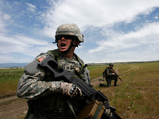 На военной базе Крцаниси возле Тбилиси начались двухнедельные учения "Немедленный ответ", в ходе которых американские инструкторы будут готовить грузинских военнослужащих к отправке в Афганистан