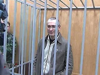 Россияне считают осужденного экс-главу компании ЮКОС Михаила Ходорковского, вокруг которого разворачивается новый судебный процесс, эффективным менеджером и все больше людей не понимает за что его судят
