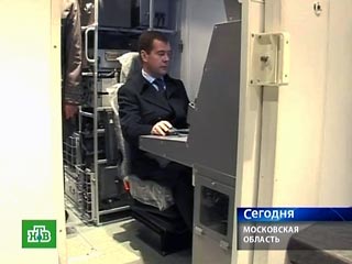 Президент России Дмитрий Медведев посетил в понедельник военно-промышленную корпорацию "НПО машиностроения" в подмосковном Реутове