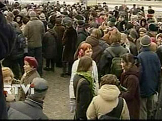 Более 300 человек собрались в Москве на площади у станции метро "Улица 1905 года" на санкционированный митинг протеста против многочисленных нарушений на выборах мэра Дербента