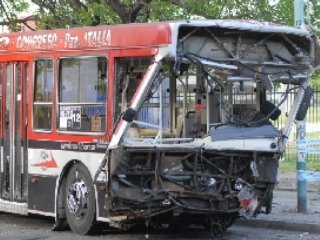 По меньшей мере 18 человек получили ранения в результате столкновения на большой скорости двух рейсовых автобусов в столице Аргентины Буэнос-Айресе