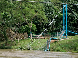 В Малайзии под группой школьников обрушился мост, погиб ребенок, двое детей пропали без вести