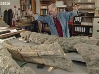 Британский коллекционер обнаружил на побережье череп гигантского морского динозавра, жившего 150 млн лет назад. Размер черепа - 2,4 метра, а общая длина доисторического ящера составляла около 16 мтров, пишет BBC.