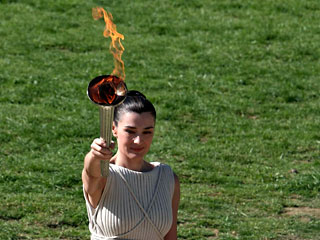 Греки передали Олимпийский огонь организаторам Игр в Ванкувере