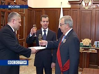 Медведев "подарил" Примакову орден на юбилей и назвал его счастливым человеком