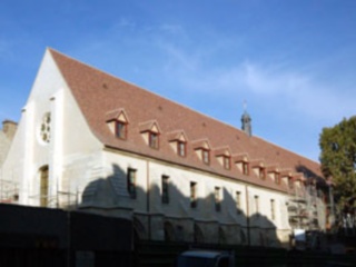 Академия размещается в старинном здании Коллегии Бернардинцев