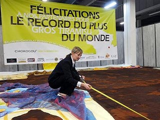 Французы приготовили самый большой в мире торт тирамису весом более тонны