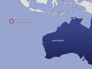 Небольшое судно потерпело бедствие в 350 морских милях к северо-западу от Кокосовых островов. На его борту находилось около 40 человек, которые направлялись в сторону Австралии