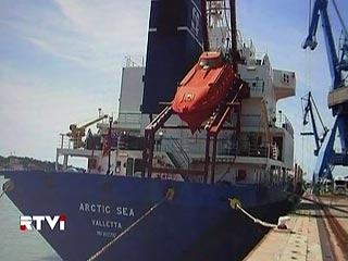Четверо моряков, которые последние два месяца находились на борту сухогруза Arctic Sea и наконец были сменены другим экипажем, прилетели в понедельник вечером в Архангельск рейсом из московского Шереметьево, куда прибыли с Мальты