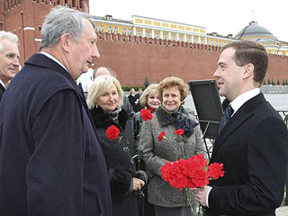 Медведев отметит День национального единства в кругу общественников