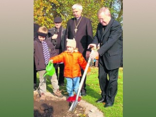Кардинал Каспер, глава Папского совета по содействию христианскому единству, посадил первое из деревьев