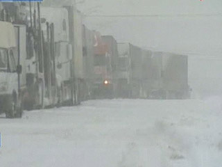 Из-за сильного снегопада в среду было приостановлено движение междугородного автомобильного транспорта из Красноярска по всем направлениям, в том числе по трассе "Байкал", где неделю назад из-за повреждения дорожного полотна образовалась пробка