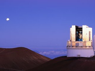 Японские и американские исследователи впервые в истории астрономии обнаружили планету, которая вращается в направлении, противоположном вращению ее собственной звезды. Открытие позволил сделать мощный телескоп Subaru, расположенный на Гавайских островах