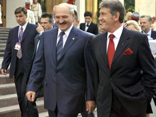 На недавнем саммите СНГ в Кишиневе президент Белоруссии Александр Лукашенко и президент Украины Виктор Ющенко договорились провести переговоры в Киеве