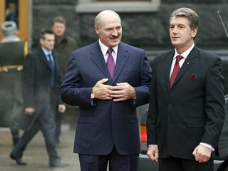 Президент Белоруссии Александр Лукашенко, прибывший с официальным визитом на Украину, во время встречи с глазу на глаз с президентом Виктором Ющенко заверил, что Белоруссия и Украина " не дружат против кого-то"
