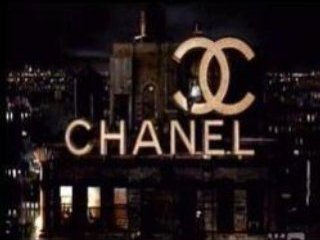 Неизвестная компания под названием "Мир трикотажа" обвиняет французскую марку Chanel в плагиате и подделывании ее продукции