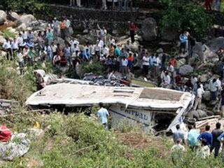 Жертвами падения в пропасть автобуса в Индии стали более 20 человек