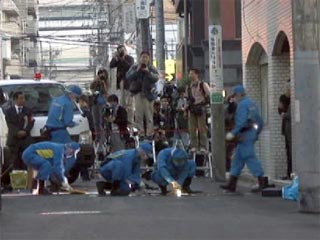 Японский якудза ранил на улице трех человек и застрелился