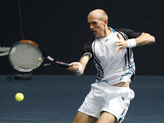 Российский теннисист Николай Давыденко добыл путевку в полуфинал на турнире в Валенсии, призовой фонд которого составляет более 2 миллионов евро