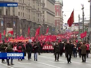 Несколько тысяч сторонников КПРФ собрались на митинг в Москве в связи с очередной годовщиной Октябрьской революции