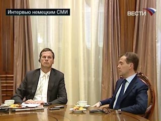 Президент РФ Дмитрий Медведев считает, что его тандем с премьер-министром Владимиром Путиным эффективен