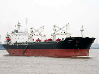 Судно Delvina с украинско-филиппинским экипажем захвачено пиратами и направляется к сомалийскому побережью, говорится в заявлении владельца судна, компании Meadway Shipping & Trading