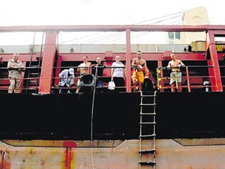 Четверо российских моряков из экипажа сухогруза Piruit, который уже несколько месяцев стоит у берегов Панамы, вылетели в субботу на родину