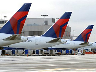 Один из двигателей пассажирского самолета американской авиакомпании Delta Airlines загорелся перед вылетом из аэропорта Атланты