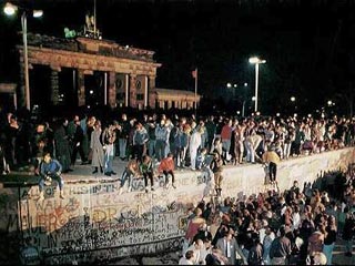 В честь 20-летней годовщины объединения двух Германий немецкая пресса собрала воспоминания очевидцев крушения Берлинской стены - известных политиков, деятелей науки, культуры, спорта, шоу-бизнеса