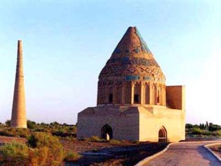 Среди особенно часто посещаемых - мемориальный комплекс, именуемый в народе "Триста шестьдесят" с мавзолеем Наджмеддина Кубра - шейха Куня Ургенча