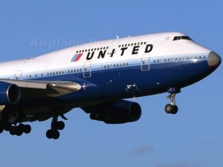 Пассажирский Boeing американской авиакомпании United Airlines совершил экстренную посадку в токийском международном аэропорту Нарита из-за проблем с двигателем