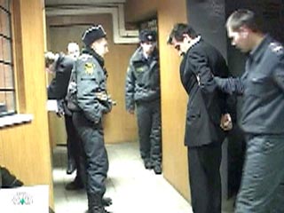 Сотрудники правоохранительных органов задержали 8 человек сразу в нескольких регионах России. Члены законспирированной банды подозреваются в торговле людьми и сексуальной эксплуатации
