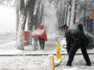 Обильные снегопады в ряде провинций северного, центрального и восточного Китая, по предварительным данным, привели к гибели 12 человек, сотни людей травмированы