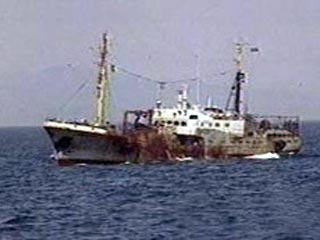 Экипажу траулера "Фортуна", терпящего бедствие в Беринговом море у берегов Камчатки, не удалось самостоятельно справиться с неполадками в топливной системе