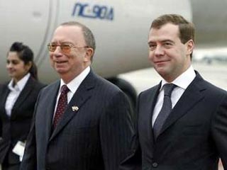 Президент РФ Дмитрий Медведев прибыл в Сингапур, где примет участие в очередном - 17-м - саммите АТЭС, а также совершит первый в истории отношений двух стран официальный визит главы российского государства в Сингапур