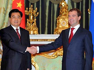 Президент России Дмитрий Медведев и председатель КНР Ху Цзиньтао положительно оценивают развитие российско-китайских отношений и настроены на продолжение регулярных контактов на высшем уровне