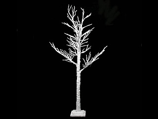 Необычная новогодняя елка, уже получившая неофициальное название "древо строгой экономии", неожиданно вошла в моду в Лондоне