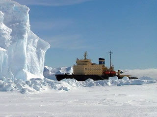 В море Уэделла, что у берегов Антарктиды, во льдах застрял российский ледокол "Капитан Хлебников"