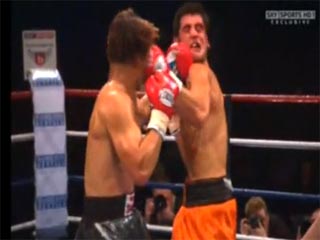 	Британские боксеры одновременно отправили друг друга в нокдаун