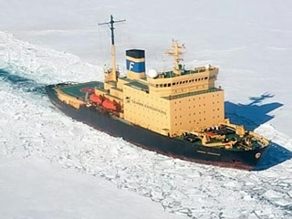 Ледокол "Капитан Хлебников" Дальневосточного морского пароходства, оказавшийся в ледовом плену у берегов Антарктиды, миновал самый сложный участок пути, где сжатие льда составляло 2-3 балла