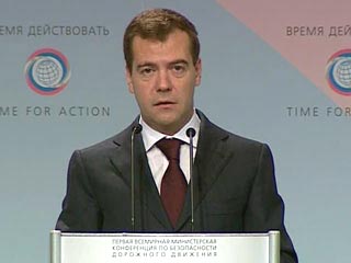 Медведев призвал обучить водителей первой помощи и разобраться, как делать дороги
