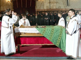 Cотни верующих проводили гроб с телом усопшего до монастырских ворот, в Раковицу они допущены не были