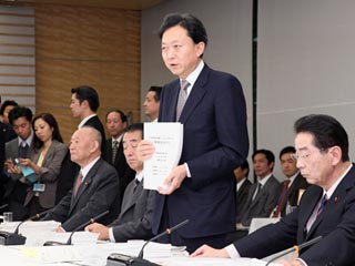 Японское правительство ответило на запрос японских депутатов, сформулировав современное состояния четырех Южно-Курильских островов как "незаконно занятых Российской Федерацией"