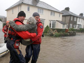 Наводнения на северо-западе Англии: людей из затопленных городов спасают на вертолетах