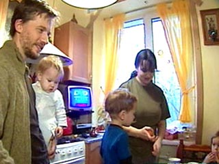 Президент РФ Дмитрий Медведев поручил министрам рассмотреть до 1 февраля 2010 года возможность введения особых условий выплаты государственных пособий и учета трудового стажа для матерей, имеющих трех и более детей